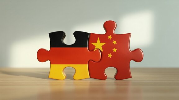 Puzzle-Teile mit chinesischen und deutschen Flaggenfarben