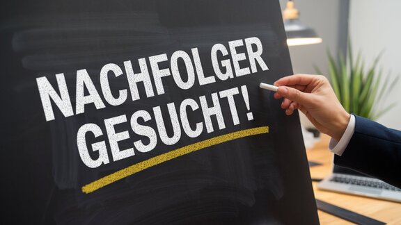 Nachfolger gesucht auf einer Tafel im Büro